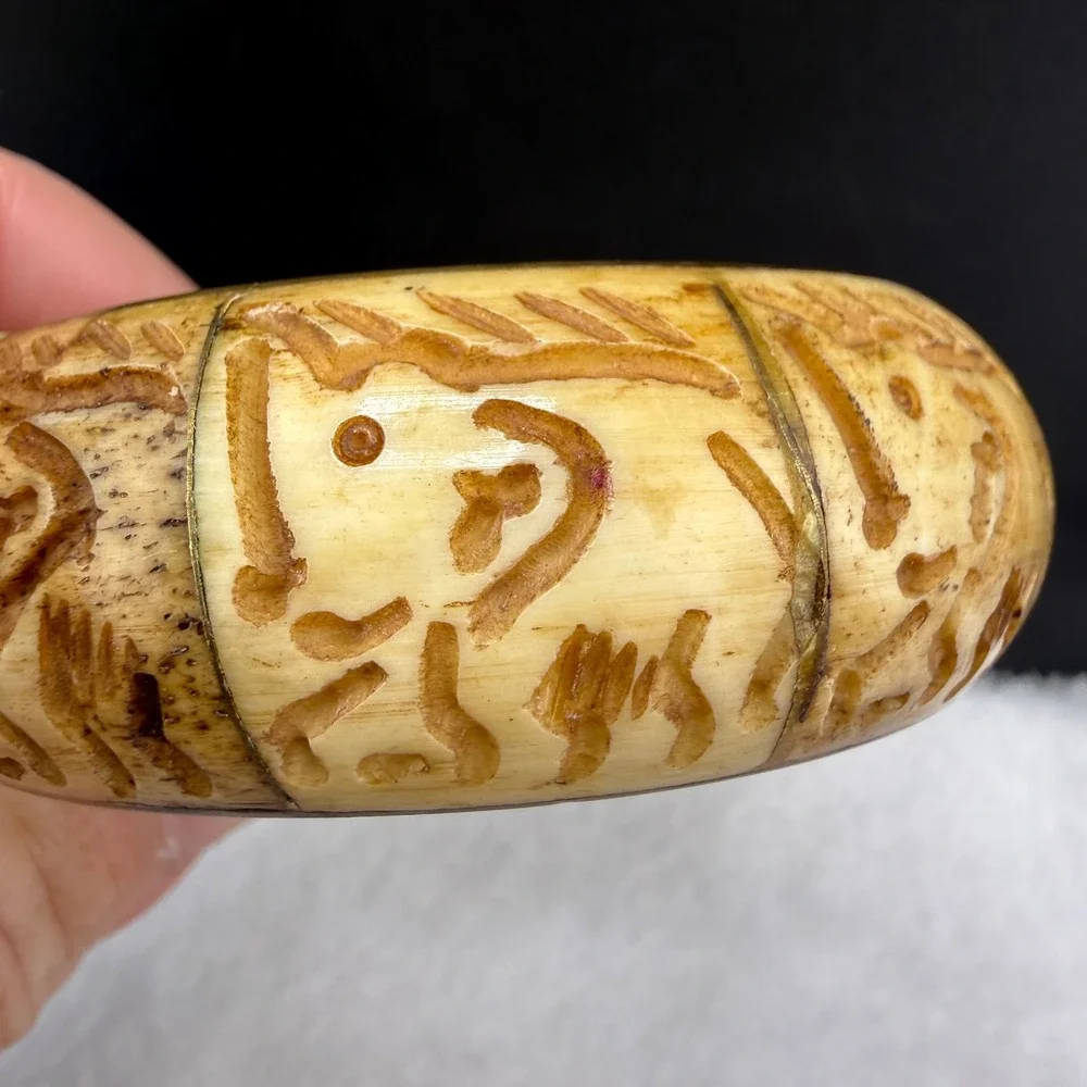 Vintage Hand Carved Bangle Cream Gold Tone Ornate Hinge Pin Closure 7